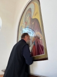 Архиепископ Савва помолился перед иконой Божией Матери «Троеручица»